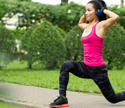 Thumb_woman_doing_lunge_in_park