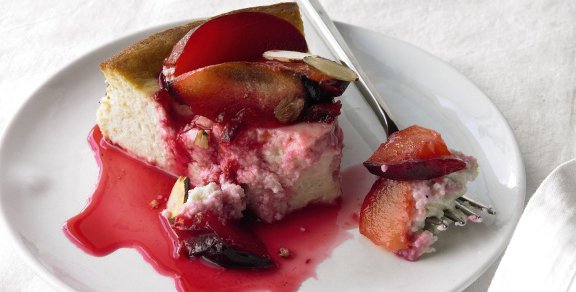 Cardamom_yogurt_cheesecake_with_caramelized_plums