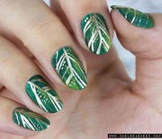 Thumb_hbz-holiday-nails-chelseaqueen