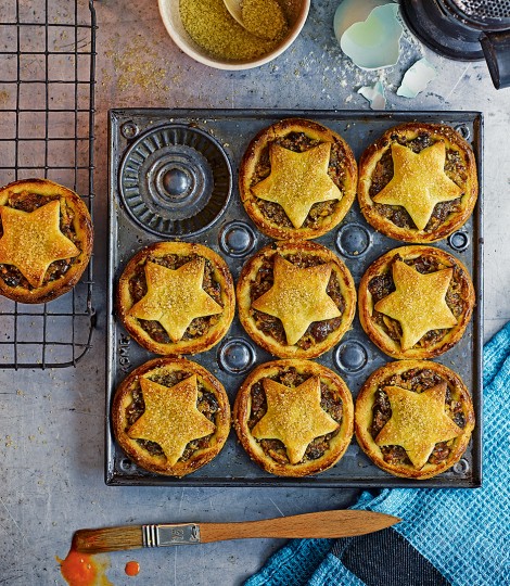 444797-1-eng-gb_date-and-apple-mince-pies-470x540