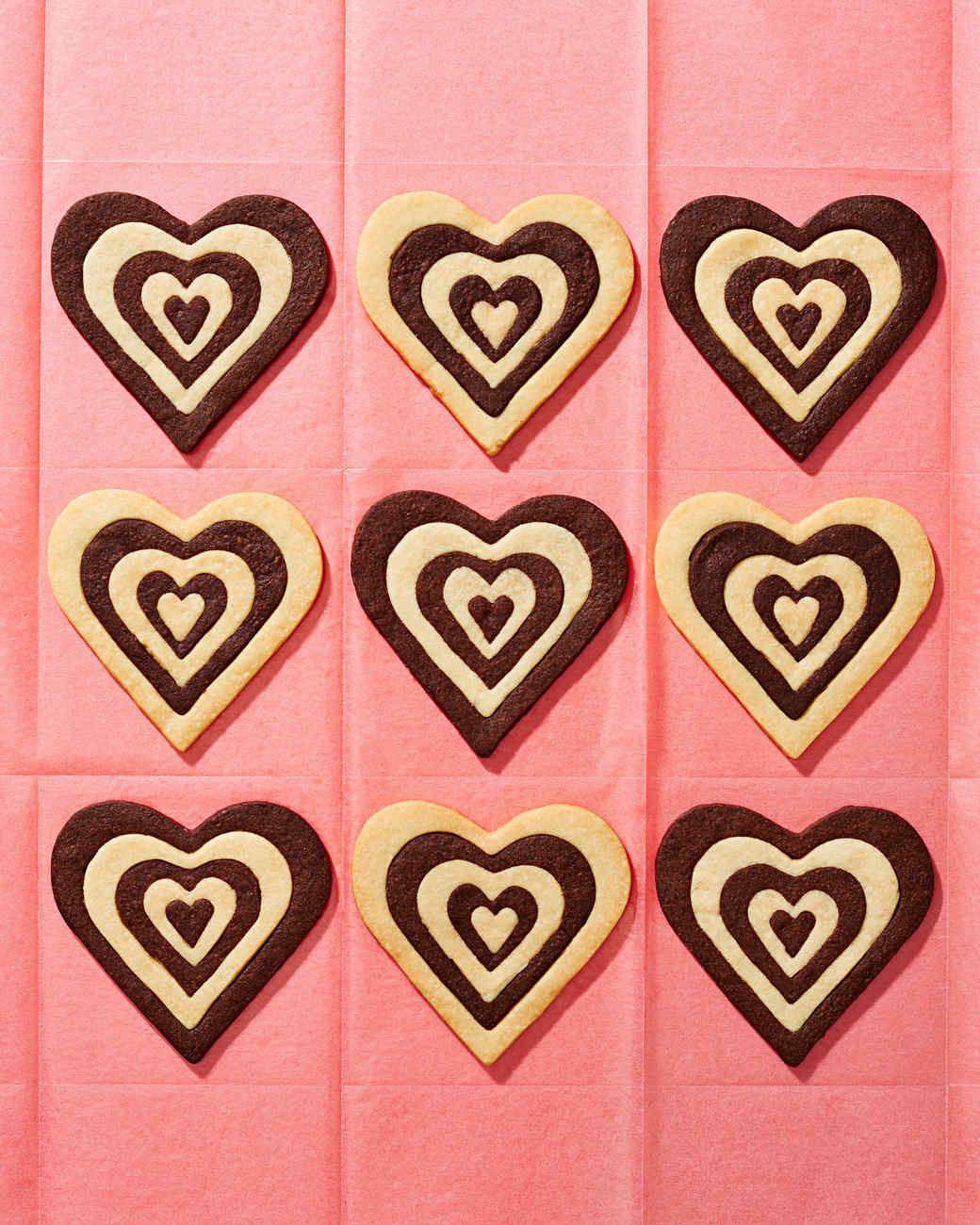 Sweetie-dark-and-white-chocolate-shortbread-hearts-102835194_vert