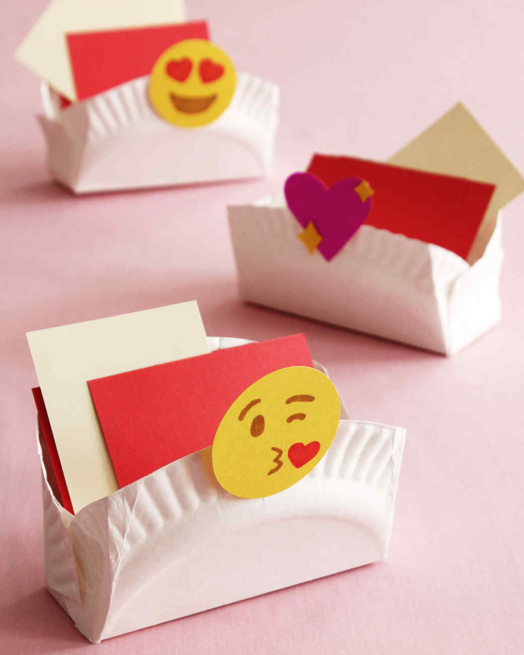 Paper-plate-emoji-mailbox-valentine_vert