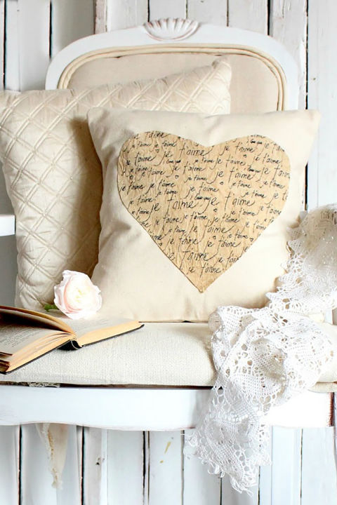 Gallery-1484850516-je-taime-a-valentines-pillow