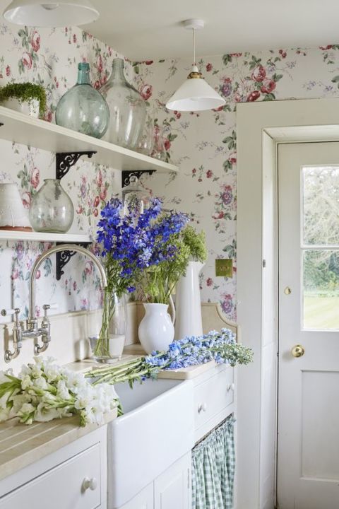 Gallery-1484957497-grandma-decor-floral-wallpaper-sims-hilditch