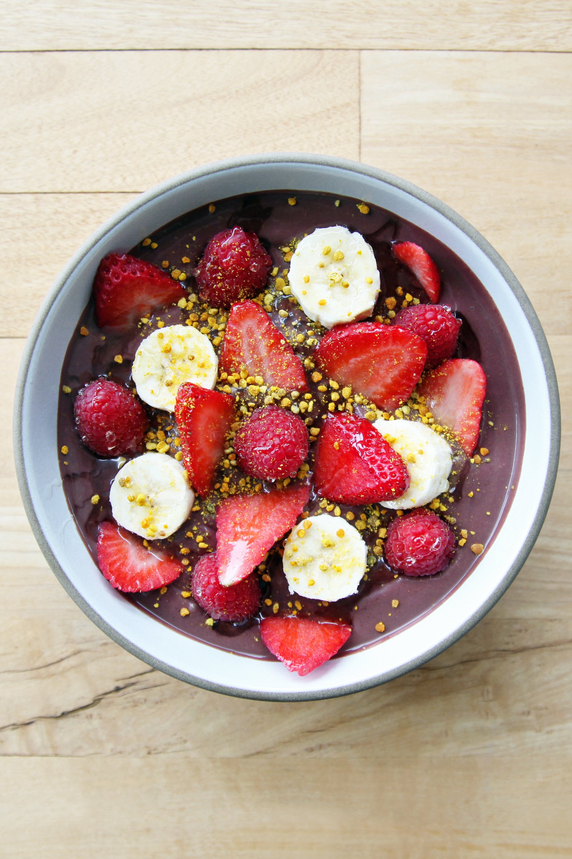 B361a3e9_acai-bowl-with-berries-and-bee-pollen