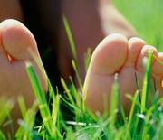 Thumb_feet-grass-grounding