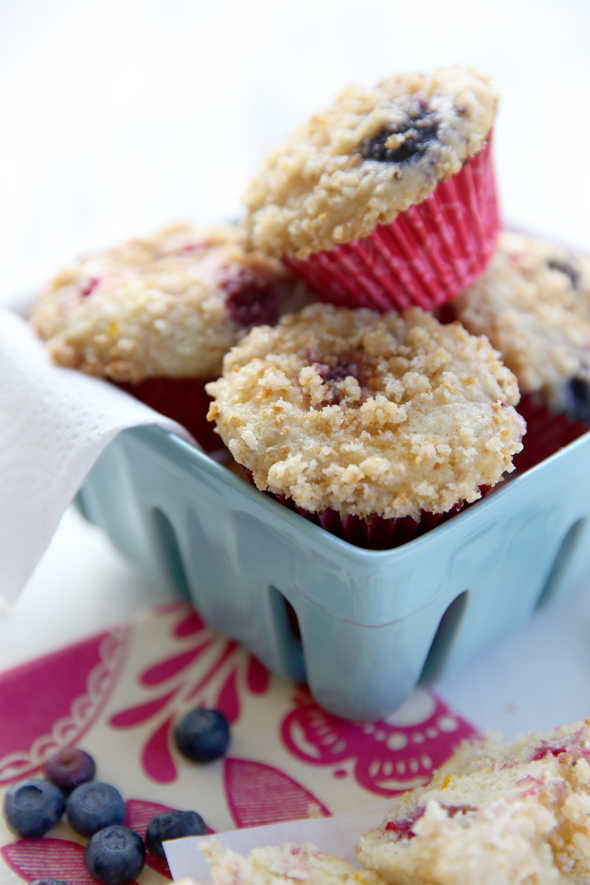 Streusel-topped-berry-cheesecake-muffins
