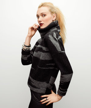 Model-wearing-turtleneck-sweater