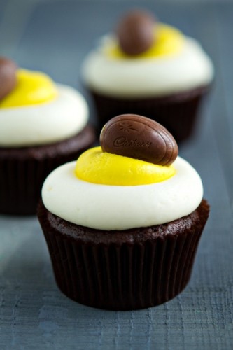 Cadbury-creme-egg-cupcakes-333x500