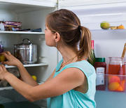 Thumb_cleaning-fridge-1000