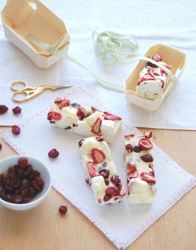White-chocolate-cranberry-and-strawberry-rocky-road-392x500