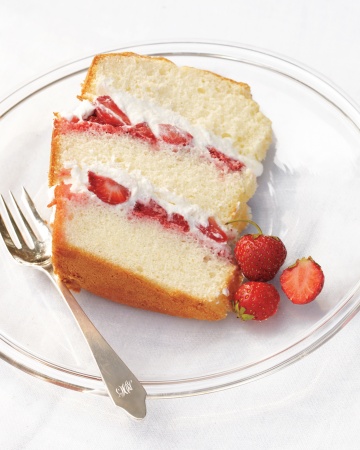 Chiffon-cake-with-strawberries-and-cream