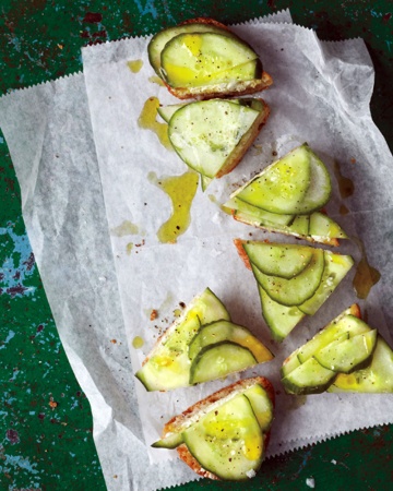 Cucumber-feta-toasts