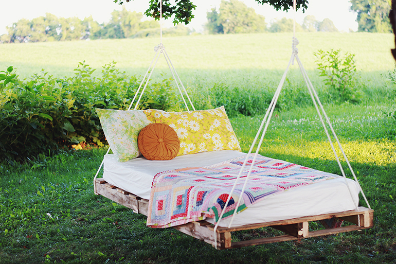 Diy-pallet-swing-bed-the-merrythought