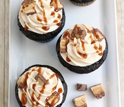 Thumb_peanut-butter-snickers-cupcakes
