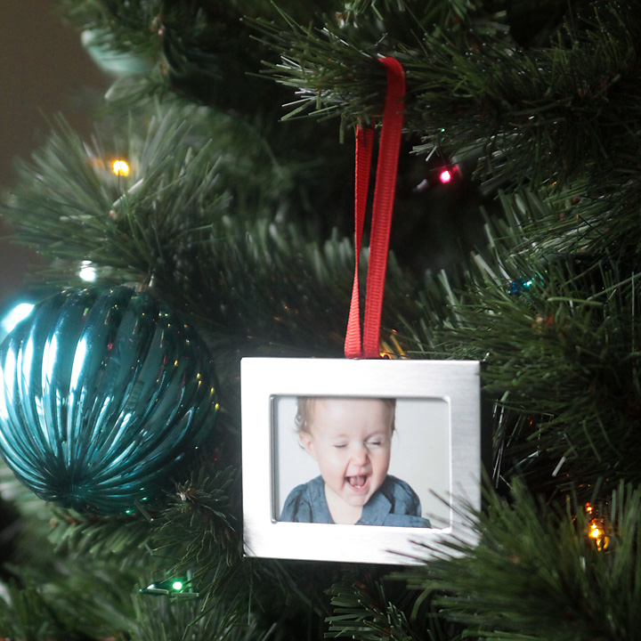 Diy-christmas-photo-ornaments-mini-frames-dollar-store-diy-easy-how-to-make-christmas-tree-6