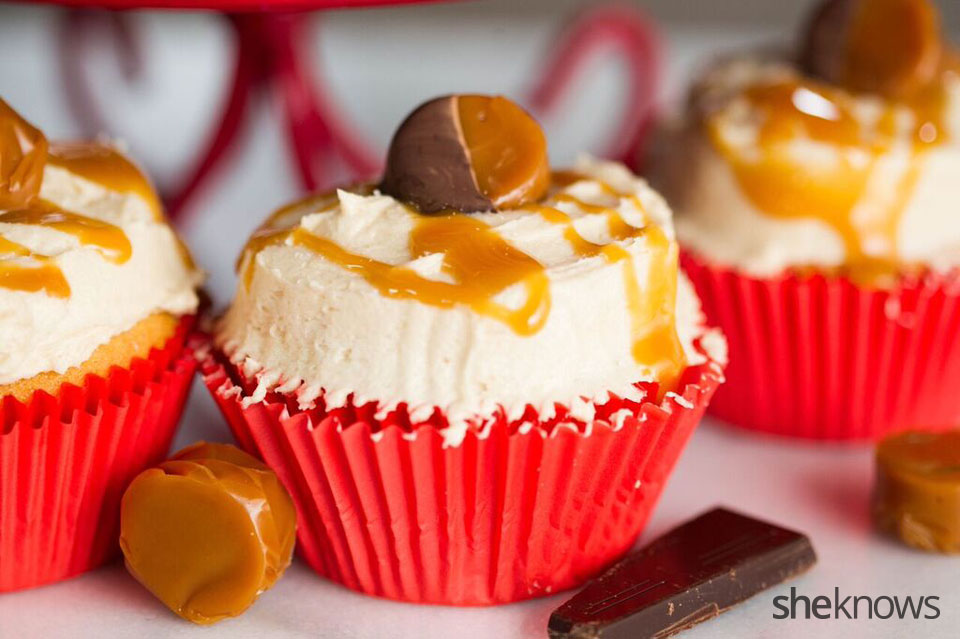 Salted-caramel-cupcakes-with-chocolate-covered-caramels-1