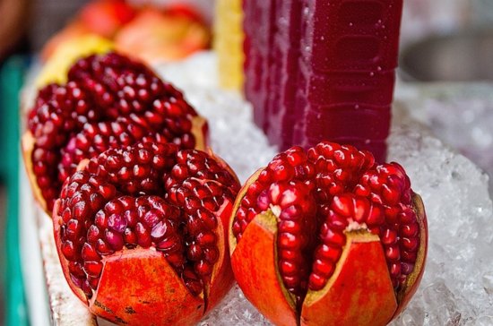 Easy-way-to-seed-a-pomegranate