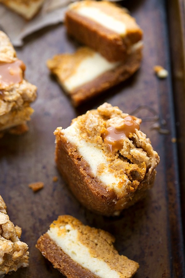Delicious-caramel-pumpkin-cheesecake-bars-with-a-streusel-topping