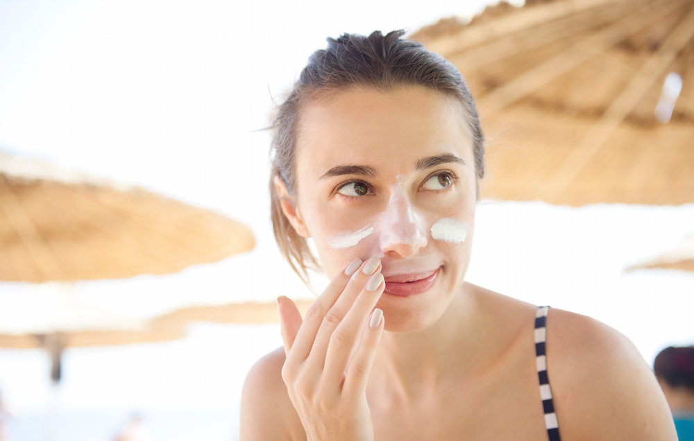 Woman-applying-sunscreen
