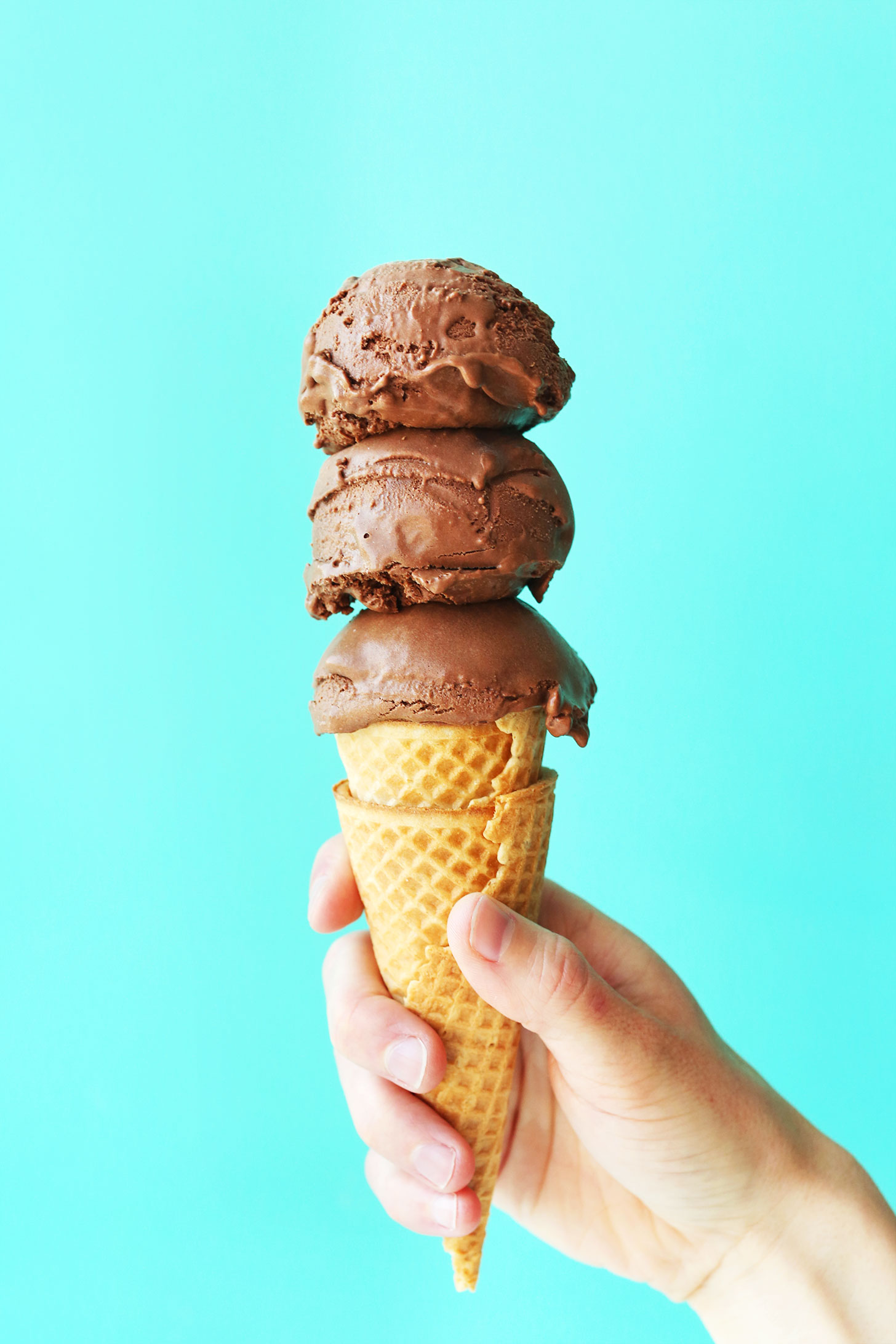 The-best-vegan-chocolate-ice-cream-so-creamy-rich-and-easy-to-make-vegan-glutenfree-icecream-dessert-chocolate-recipe-summer