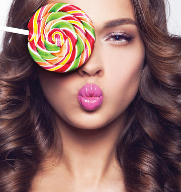 1000-woman-eating-lollipop