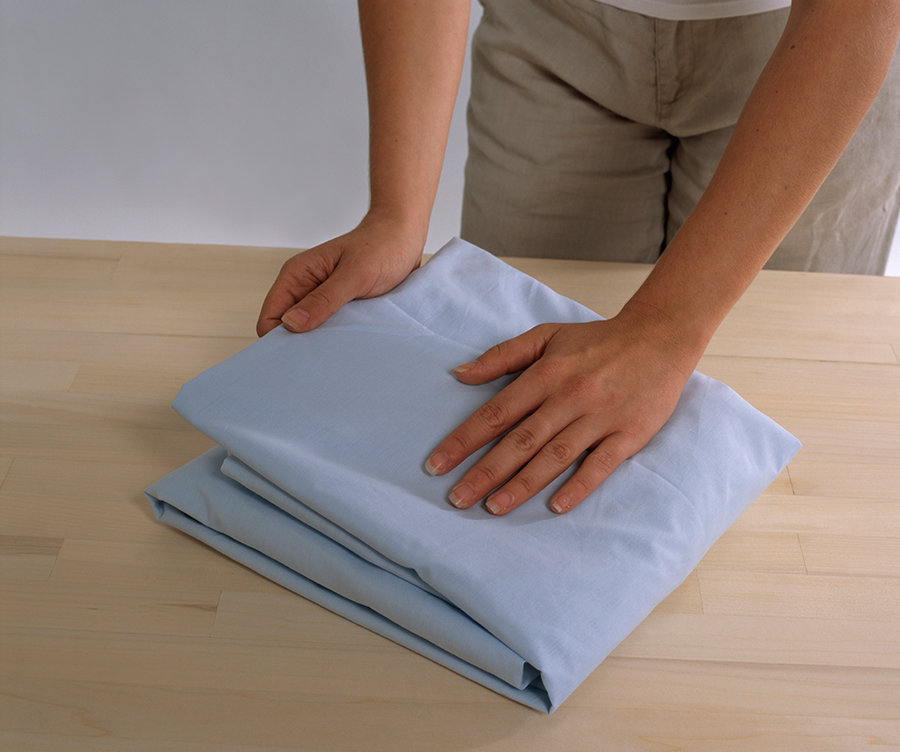 How-to-fold-a-fitted-sheet