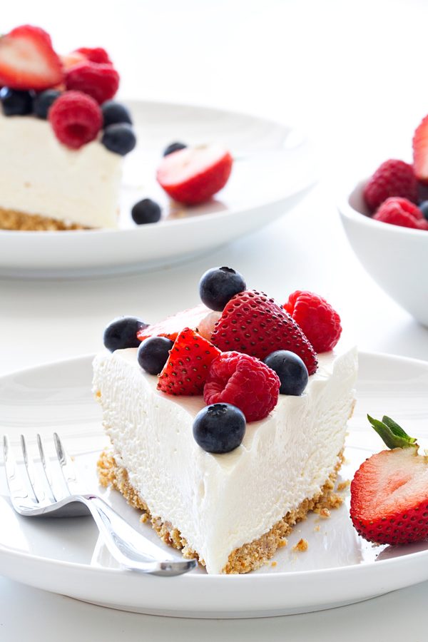 No-bake-frozen-cheesecake-with-berries-600x900