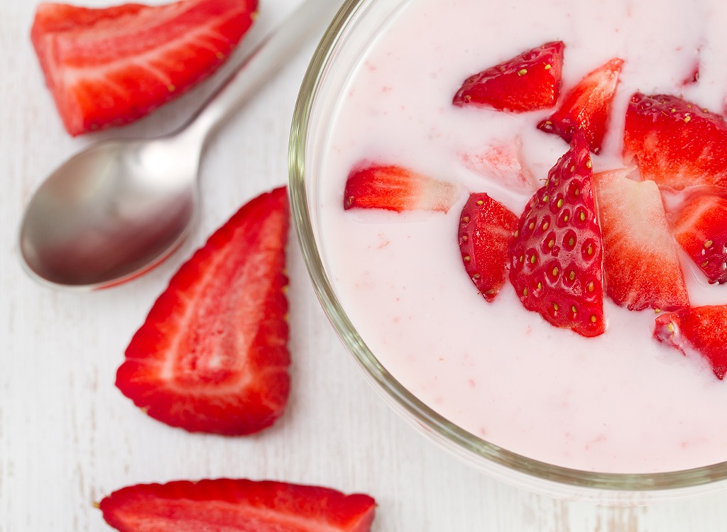 Strawberry-yogurt-best-yogurts-for-weight-loss