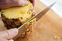 How-to-cut-pineapple-3