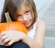 Thumb_scared_child_with_halloween_pumpkin