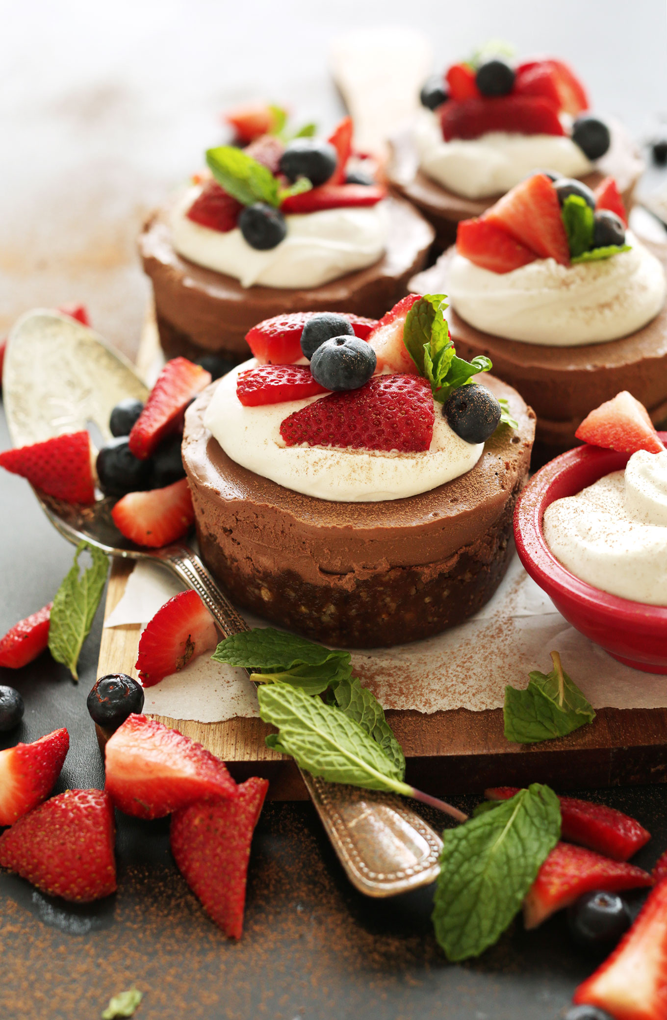 Creamy-perfect-no-bake-vegan-chocolate-cheesecakes-in-just-10-ingredients-vegan-glutenfree-chocolate