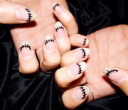 Thumb_hbz-halloween-nails-cool-04