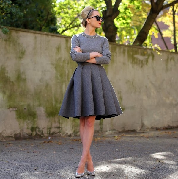 1.-fitted-gray-sweater-with-pleated-neoprene-skirt