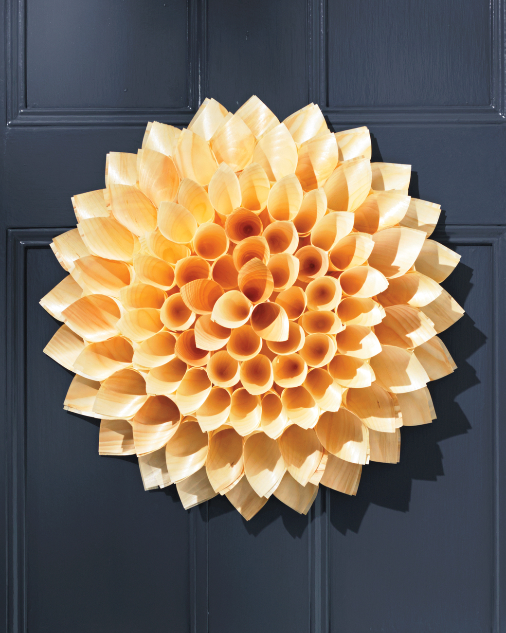 Cone-door-wreath-052-d111372_vert