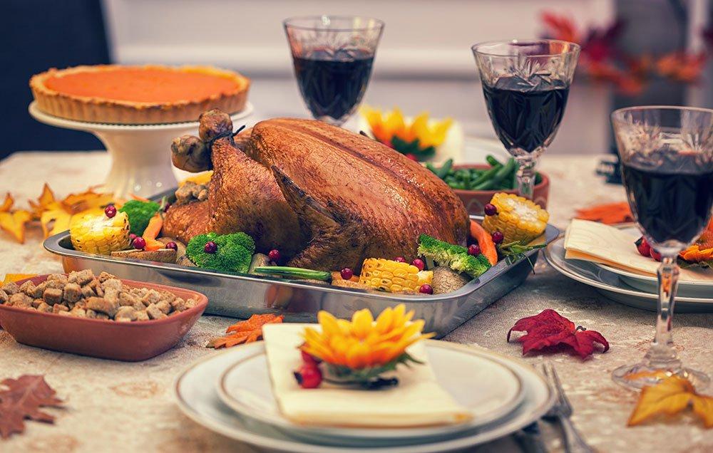 Thanksgiving-dinner-table-main-1000