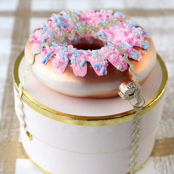 Giftwrapping-donuts-1216