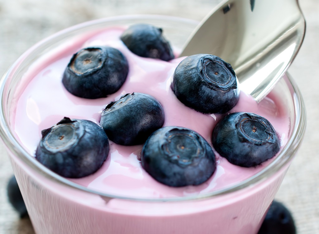 Berry-yogurt-7-foods-wrinkle-skin